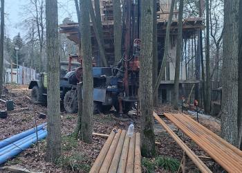 Кран с чистой водой из автономной скважины в загородном доме
